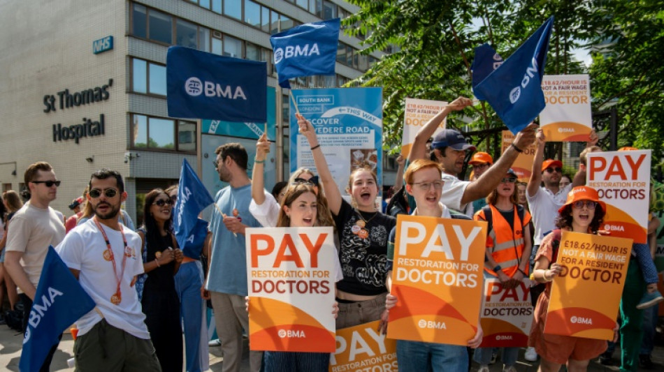 Des milliers de jeunes médecins en grève dans les hôpitaux d'Angleterre
