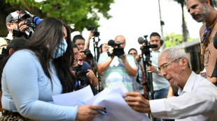 Familiares de venezolanos deportados por EEUU piden verlos en prisi&oacute;n en El Salvador