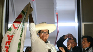 Pr&eacute;sidentielle au P&eacute;rou: le candidat de gauche Sanchez passe en t&ecirc;te dans un duel au coude &agrave; coude
