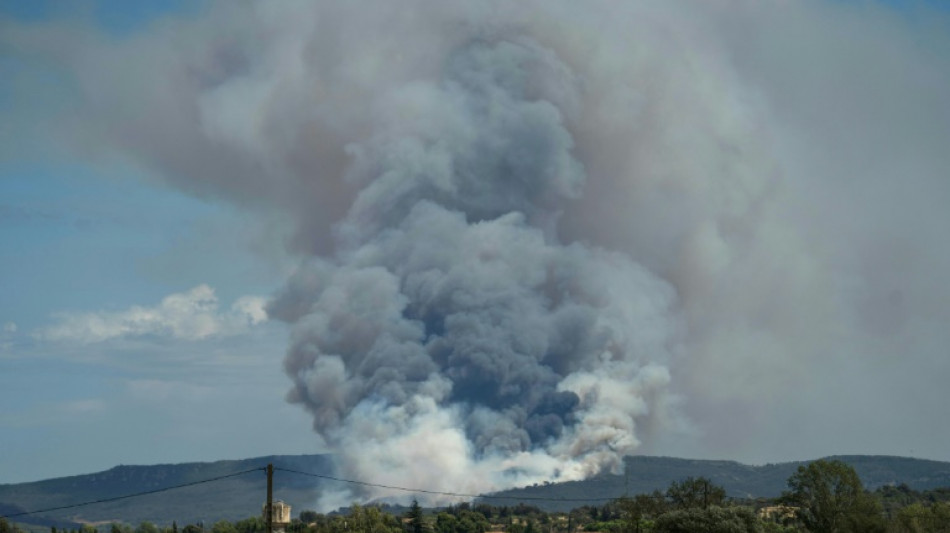 Un feu parcourt 1.450 hectares près de Narbonne, habitants évacués, A9 fermée