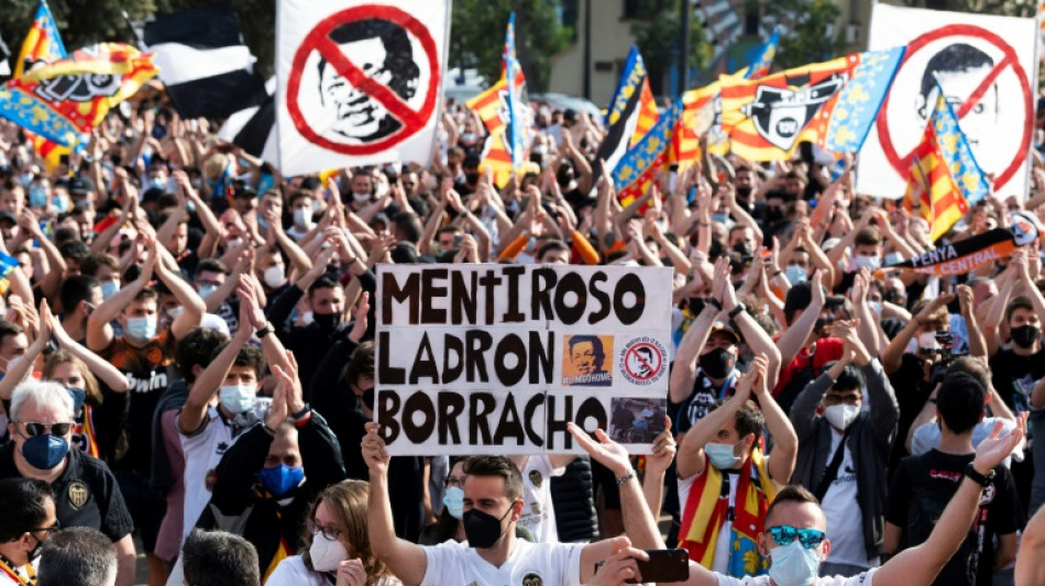 Investigan en Singapur a un matrimonio de seguidores del Valencia por protestar contra el due&ntilde;o del club