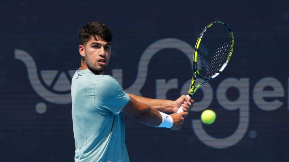 Alcaraz volta à ação com vitória suada em Cincinnati