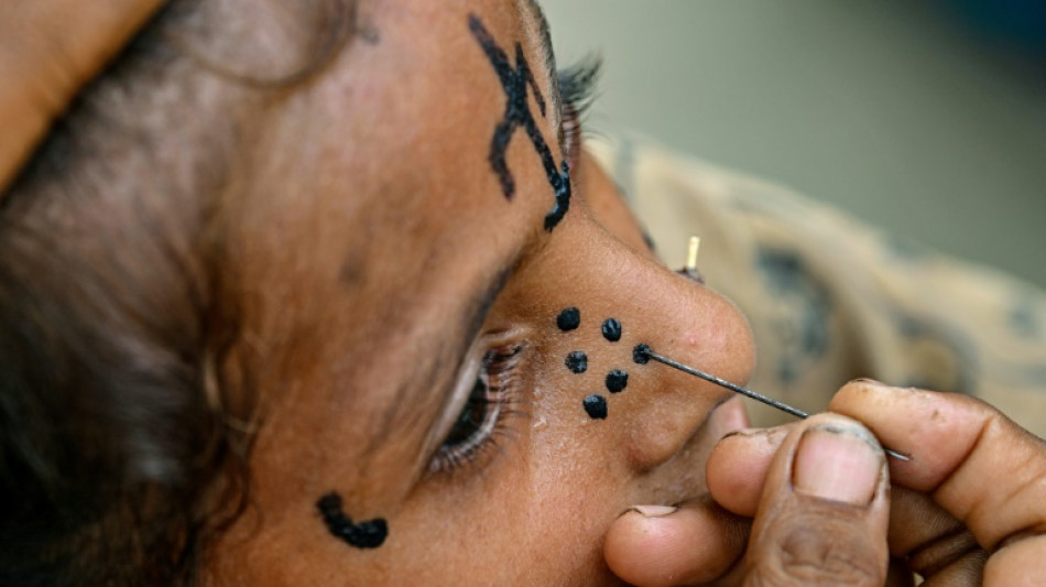 Au Pakistan, les tatouages hindous s'effacent des visages des femmes