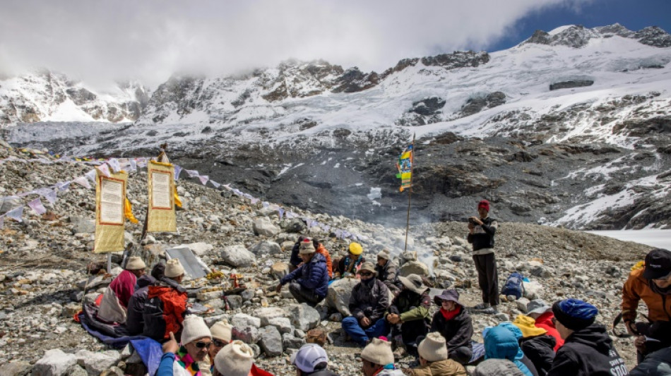 Excursionistas y monjes entierran simbólicamente a un glaciar que desaparece por el calentamiento