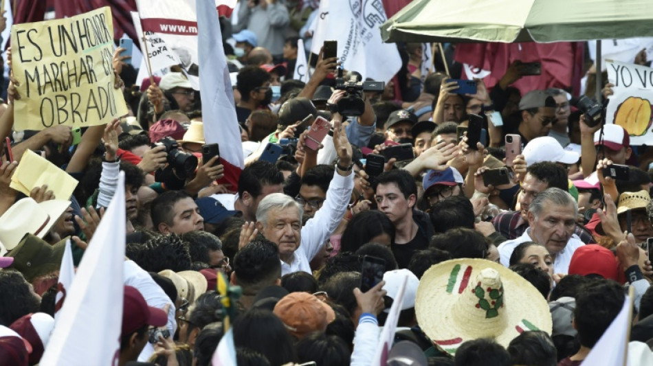 AMLO encabeza multitudinaria marcha en M&eacute;xico y muestra m&uacute;sculo de cara a presidenciales