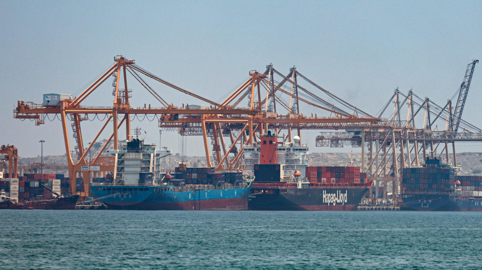Bloomberg, 'dopo i raid Usa traffico navale in Stretto Hormuz &egrave; quasi fermo'