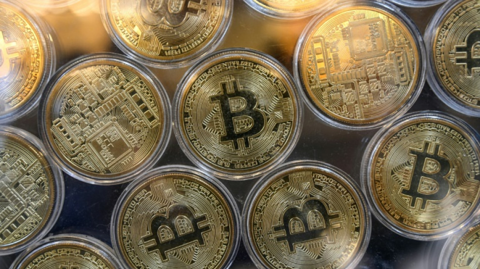 Le bitcoin au plus bas depuis fin 2020, le march&eacute; des cryptos sous 1.000 mds de dollars