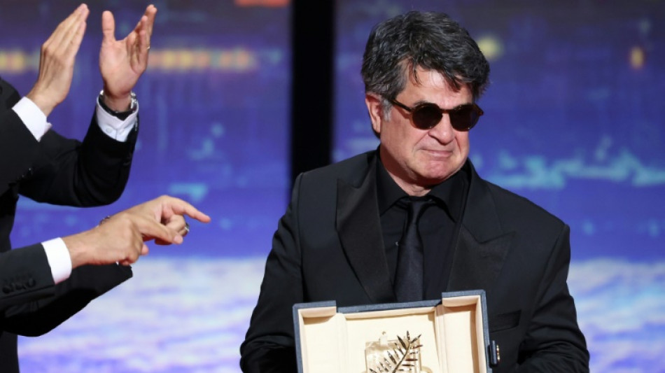 Cineasta disidente recibido con vítores a su regreso a Irán tras triunfo en Cannes