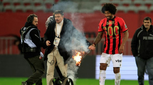 Nice vence Lens (2-0) e assume 3&ordm; lugar na Ligue 1; Dante &eacute; homenageado