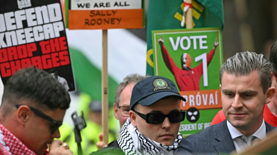 Rapper do grupo Kneecap comparece a tribunal em Londres por suposto apoio a Hezbollah