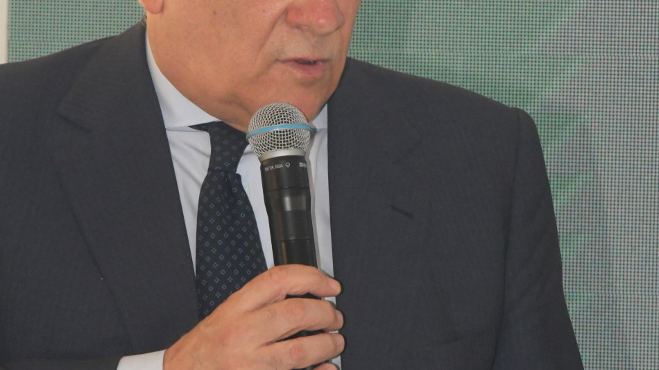 Tajani, la destra da sola perde, l'antidoto &egrave; il centro