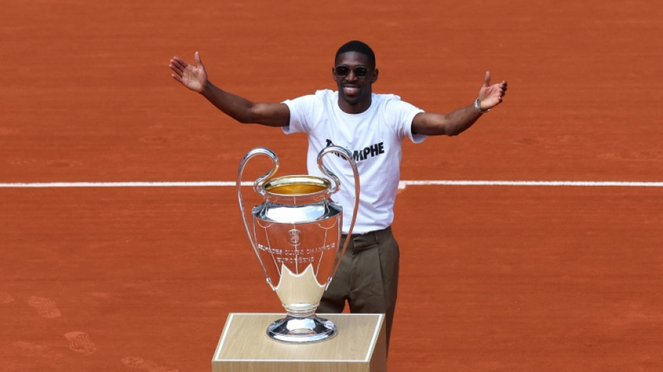 Demb&eacute;l&eacute; leva ta&ccedil;a da Champions &agrave; quadra central de Roland Garros