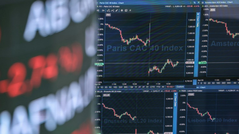 March&eacute;s mondiaux: les inqui&eacute;tudes commerciales subsistent, Wall Street termine en berne