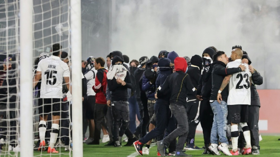 "Supercl&aacute;ssico" do futebol chileno &eacute; suspenso ap&oacute;s morte de dois torcedores na Libertadores