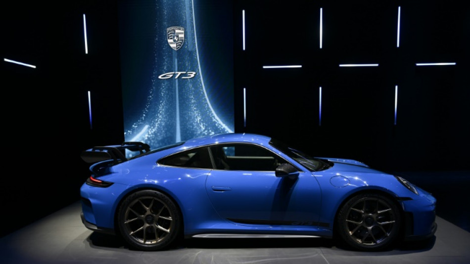 Carros, vinhos e cosméticos, entre os produtos da UE mais ameaçados por tarifas dos EUA