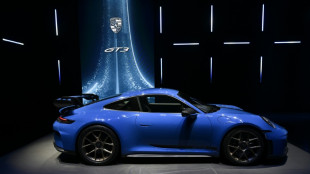 Carros, vinhos e cosméticos, entre os produtos da UE mais ameaçados por tarifas dos EUA