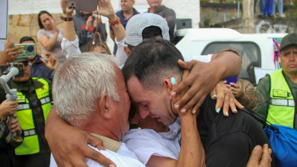 Maquillador regresa a su pueblo en Venezuela tras cautiverio en megacárcel de El Salvador