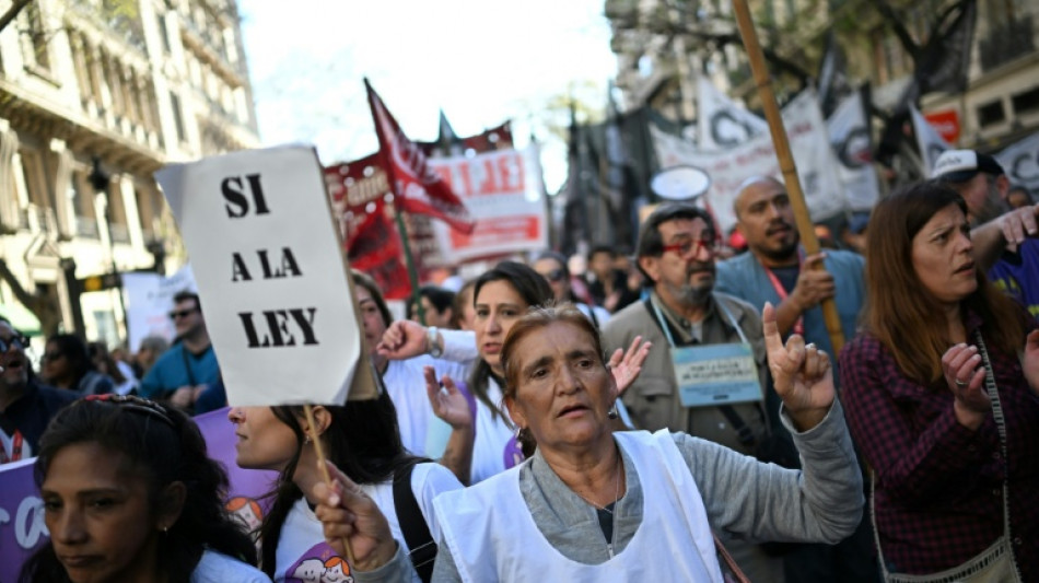 Médicos y universitarios protestan contra vetos de Milei en Argentina