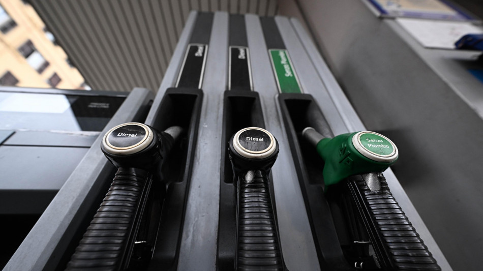 Codacons, prezzi carburanti ancora in rialzo, benzina a 1,750 euro