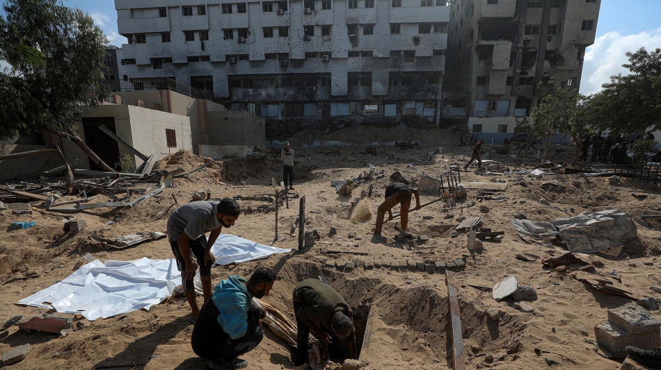Almeno 3 attacchi su Gaza City, 'bombe vicino a ospedale'
