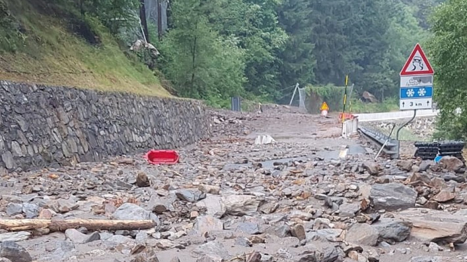 Frane sulla strada regionale di Cogne, paese isolato