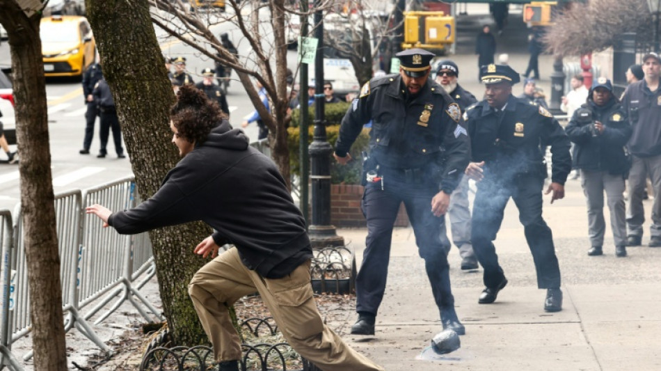 Artefacto lanzado en marcha antimusulmana en Nueva York era explosivo, dice la polic&iacute;a
