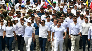 Presidente do Equador defende consulta popular em marcha e sindicatos protestam contra governo