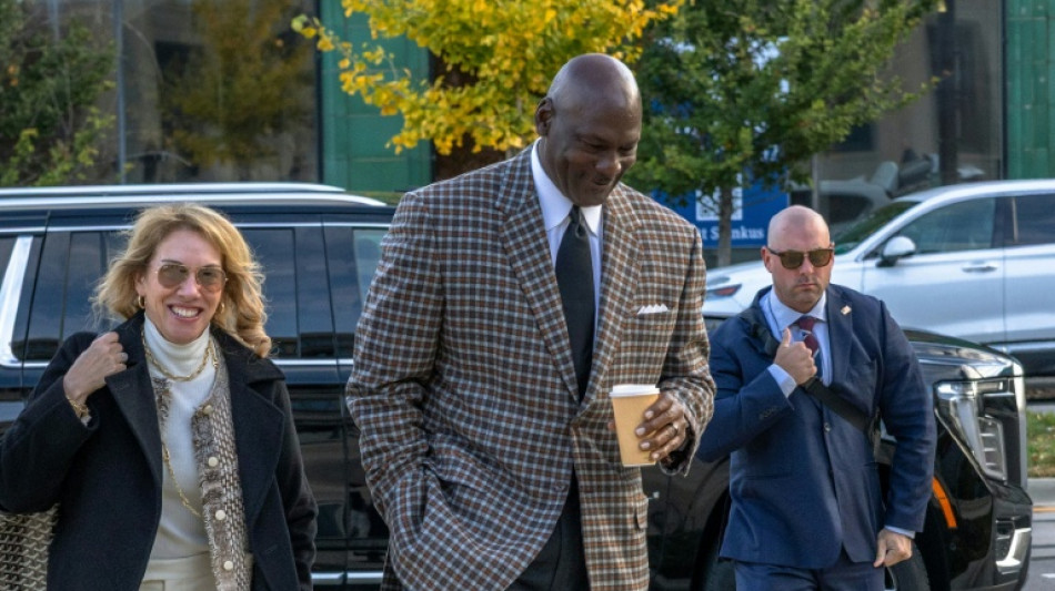 Michael Jordan comparece a tribunal no início de processo contra NASCAR