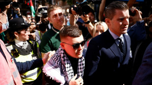 Un rappeur du groupe nord-irlandais Kneecap au tribunal, accusé de soutien au Hezbollah