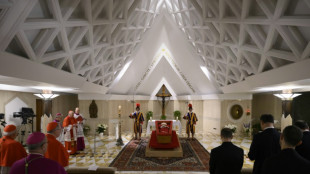 Au Vatican, l'hommage intime de la "famille" du pape face à sa dépouille