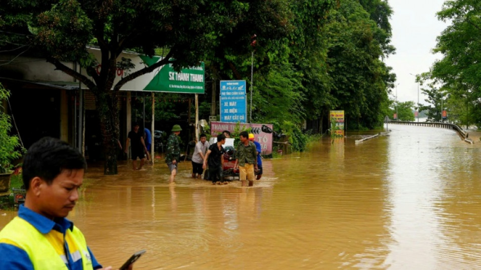 Überschwemmungen und beschädigte Häuser durch Tropensturm "Wipha" in Vietnam