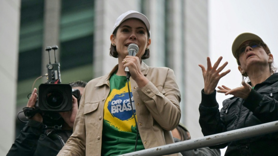 Michelle Bolsonaro deixa suas ambições políticas nas mãos de Deus