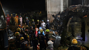 Al menos 32 muertos al caer una gr&uacute;a sobre un tren en Tailandia