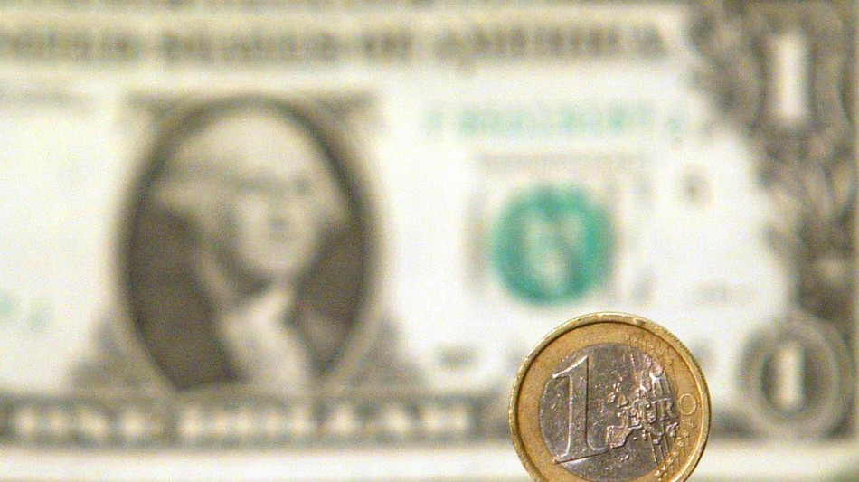 L'euro in leggero calo sul dollaro, a 1,1752 (2)