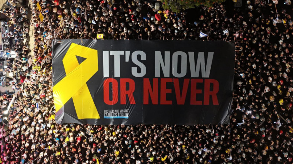 Trump posta foto folla di israeliani con slogan 'ora o mai pi&ugrave;'