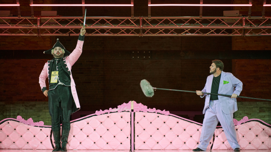 Applausi e risate per Barbiere di Siviglia in chiave soap opera a Macerata