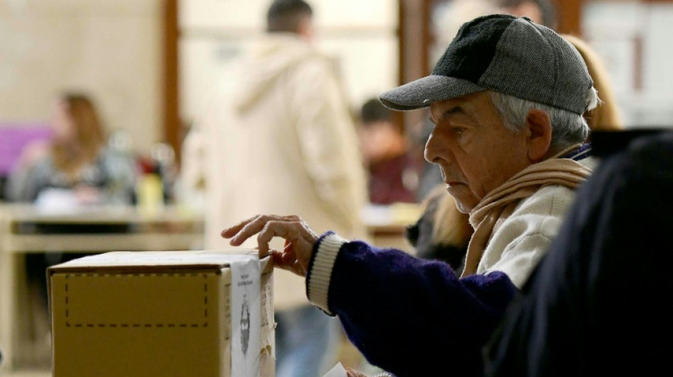 A&ccedil;&otilde;es despencam e d&oacute;lar sobe ap&oacute;s rev&eacute;s eleitoral de Milei na Argentina