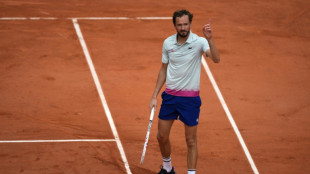Medvedev volta a decepcionar no saibro e cai na estreia em Roland Garros
