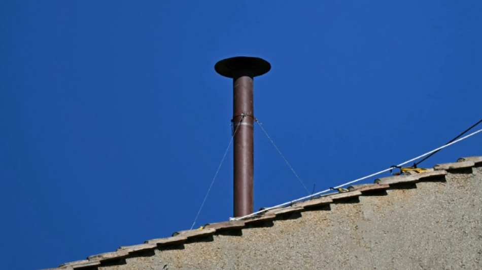 Au Vatican, la cheminée qui annoncera l'élection du pape a été installée