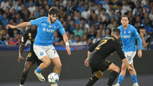 Napoli vence em sua visita ao Verona (3-1); Inter recupera lideran&ccedil;a