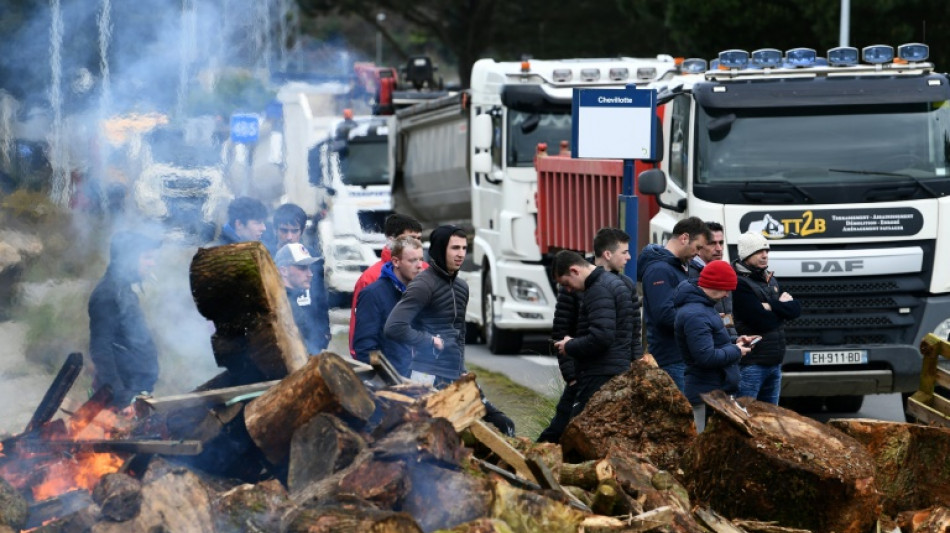 Prix des carburants: intervention des forces de l'ordre pour d&eacute;bloquer des d&eacute;p&ocirc;ts p&eacute;troliers