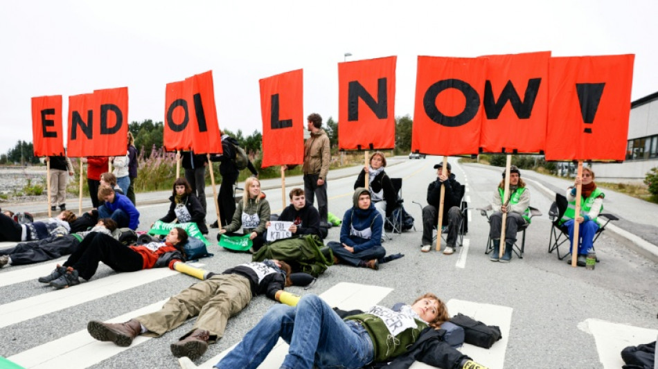 Unos 200 ecologistas, incluida Greta Thunberg, bloquean la principal refinería de Noruega