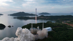 Coreia do Norte diz ter lan&ccedil;ado com sucesso sat&eacute;lite de vigil&acirc;ncia