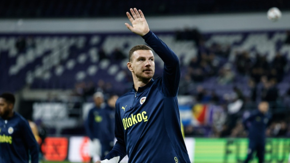Aos 39 anos, Dzeko retorna &agrave; Serie A com a Fiorentina