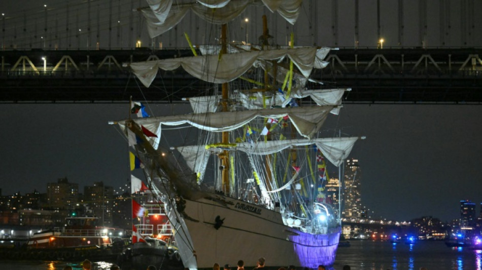 Deux morts dans le choc d'un voilier mexicain contre le pont de Brooklyn à New York