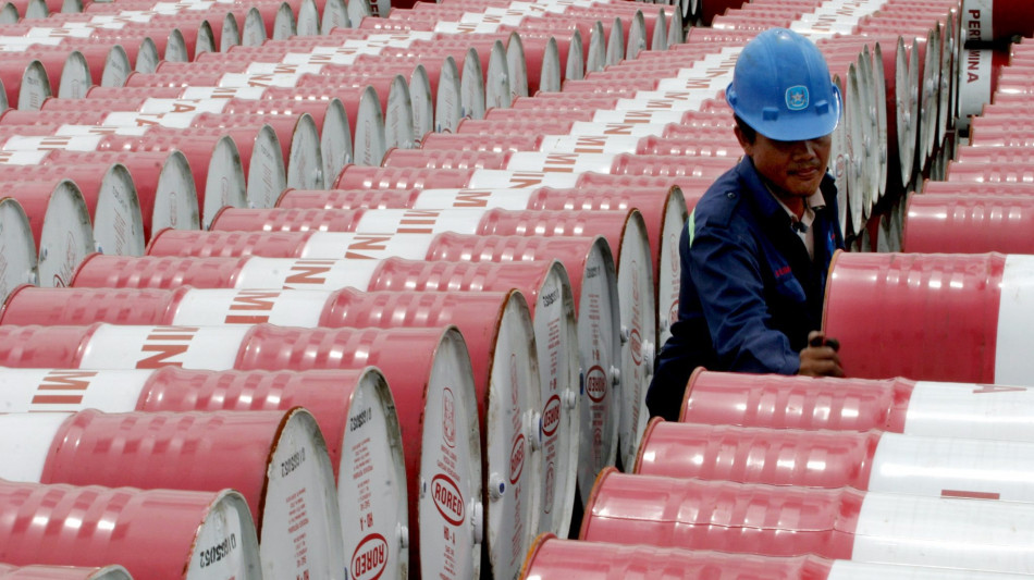 Il petrolio &egrave; in lieve rialzo in avvio, wti +0,60%