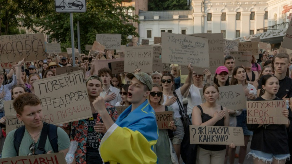 Milhares de pessoas se manifestam em Kiev contra destitui&ccedil;&atilde;o do ministro da Defesa