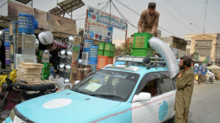 Panne de clim en voiture? Des taxis afghans installent des climatiseurs sur leurs toits