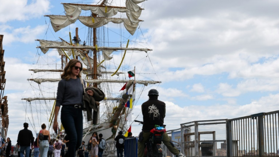 Llegan a M&eacute;xico los tripulantes del buque escuela que choc&oacute; contra un puente de Brooklyn