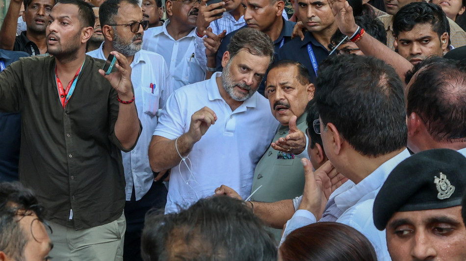 Media, Rahul Gandhi fermato dalla polizia dopo le proteste